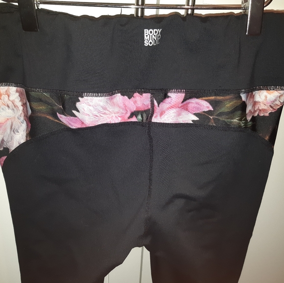 La Vie En Rose Floral Workout Leggings - Picture 6 of 10